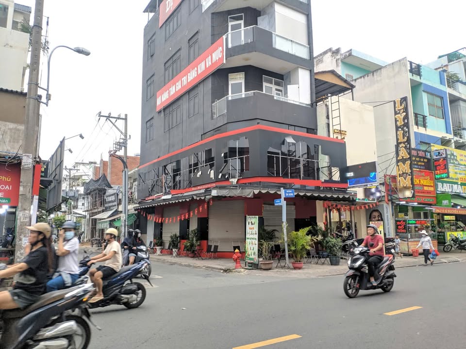 Cho thuê nhà góc 2 mặt tiền Tân Hương – Đối diện chợ 275, 5 tầng có thang máy